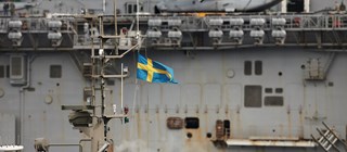 Militärfartyg med svenska flaggan