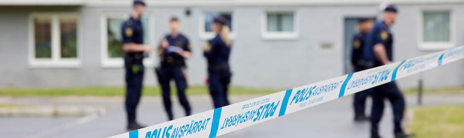 Avspärrat område med poliser