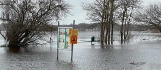 Översvämmad strand och lekplats vid Björkviken i Hässleholm