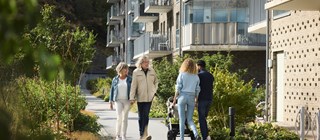 Människor som går förbi varandra i stadsmiljö