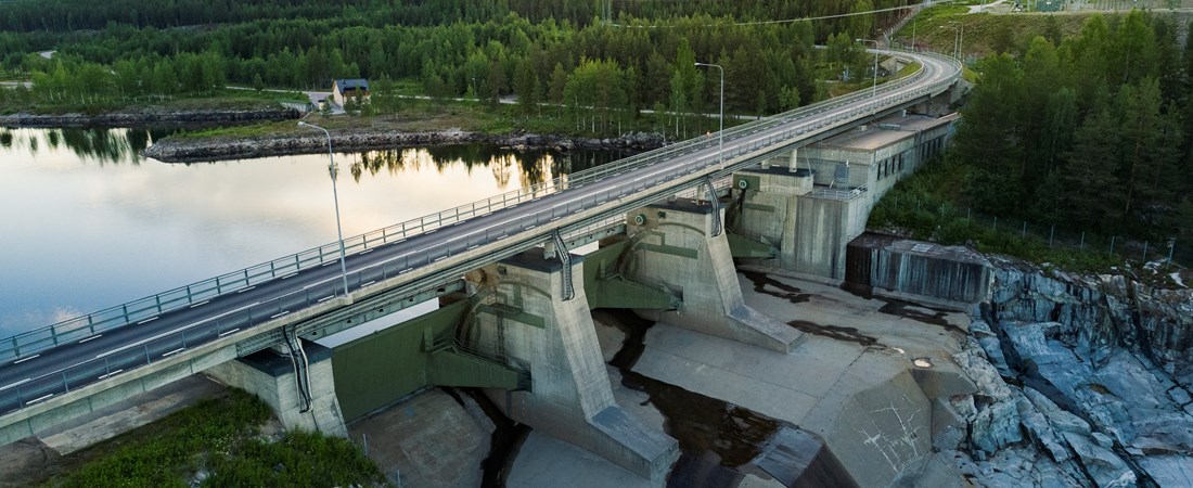 En bilväg över en kraftverksdamm. 